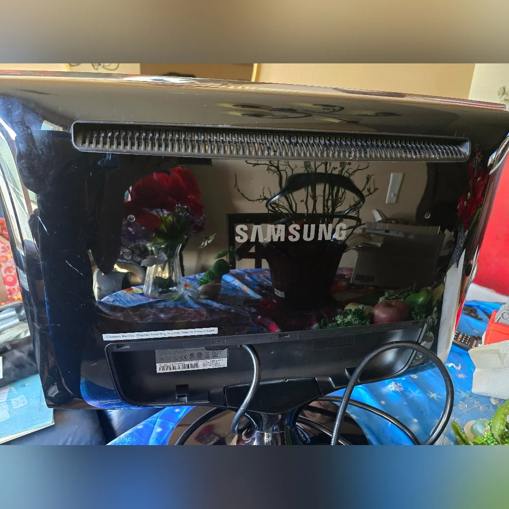 Samsung Syncmaster T240 LCD, Integrated ATSC tuner, with a 24-inch widescreen